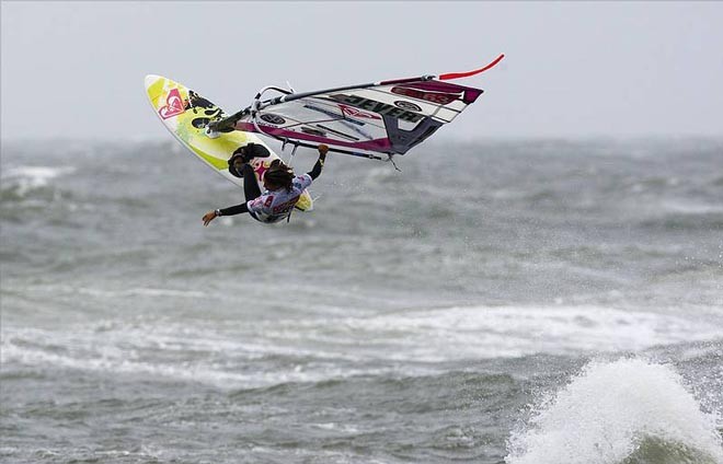 Iballa one handed back loop - 2009 PWA Colgate World Cup ©  John Carter / PWA http://www.pwaworldtour.com